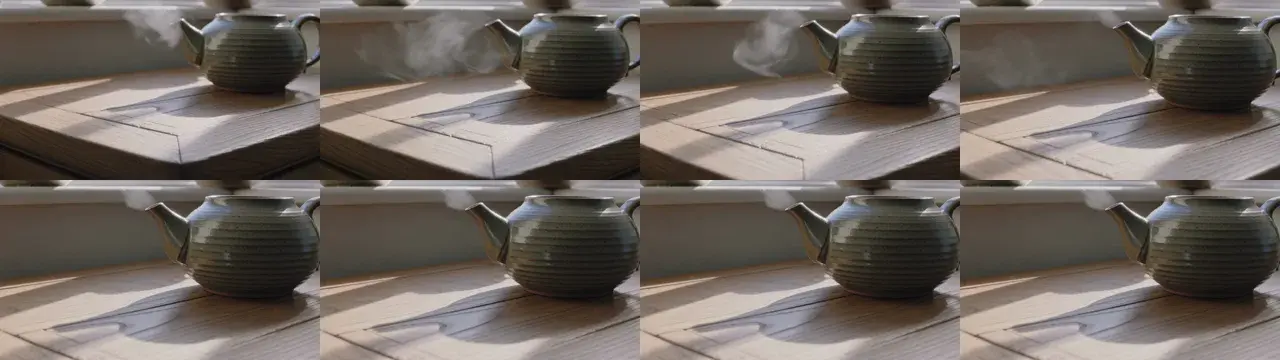 티팟 클립의 프레임. 창가 나무 테이블 위의 청자 티팟과 피어오르는 김.